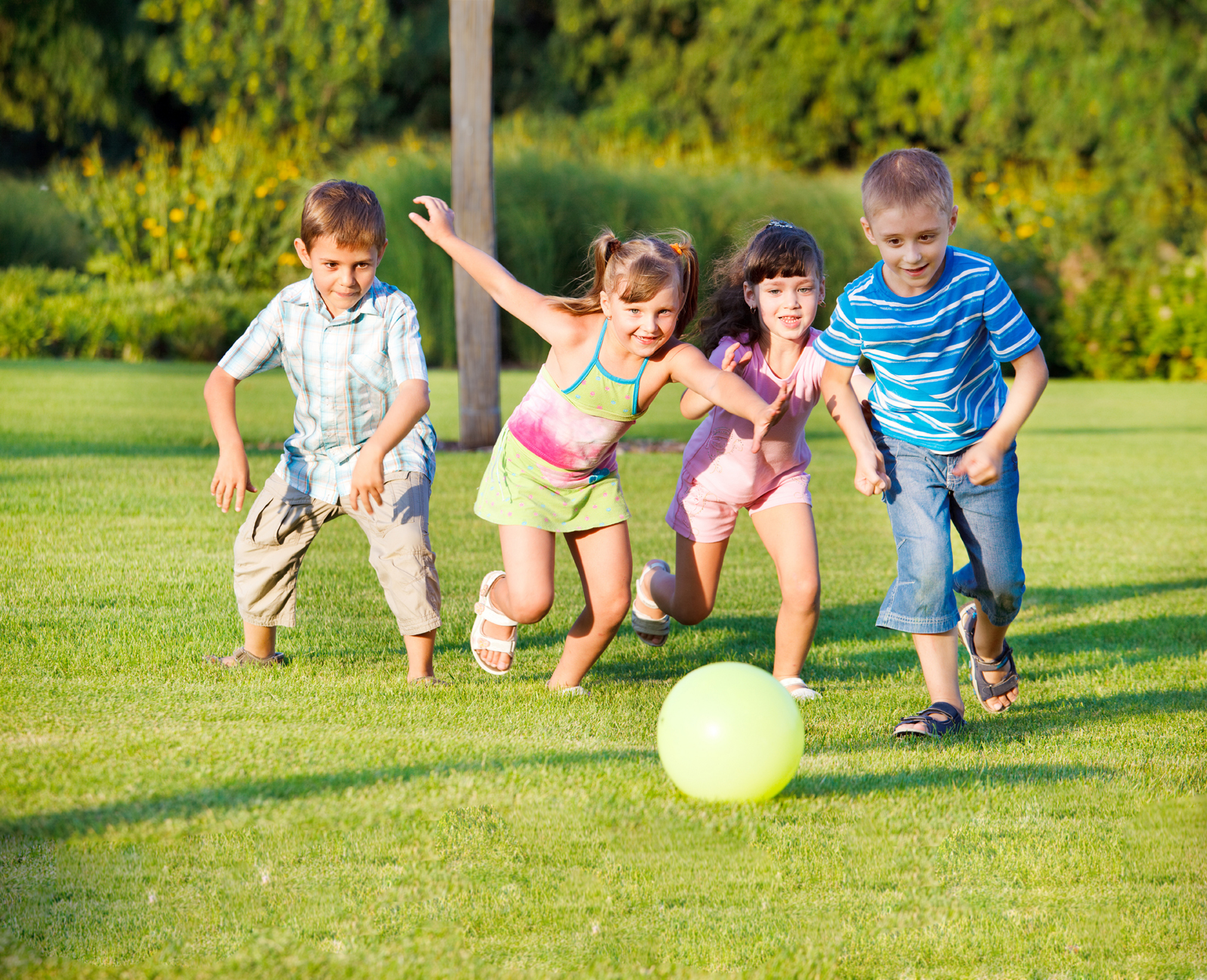 kinderen_spelen_park