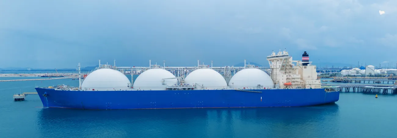 lng-liquified-natural-gas-tanker-anchored-in-gas